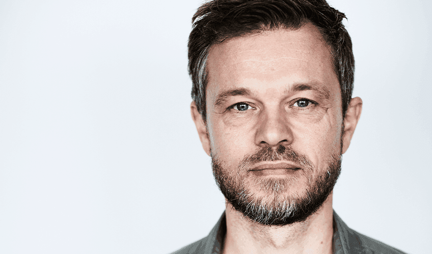 portræt af Jesper Bugge