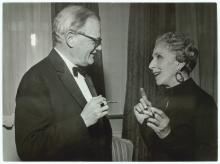 Tom Kristensen i samtale med den verdensberømte danske forfatter Karen Blixen til forfatterfest i 1955.