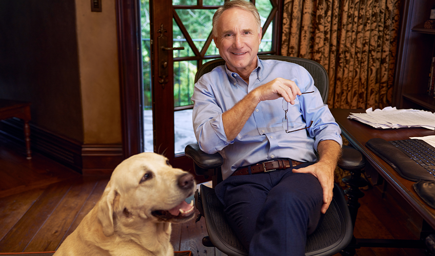 portræt af Dan Brown